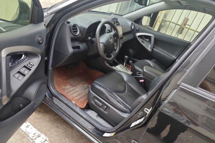 Used Toyota RAV4 2012 Luxurious 2.4L Automatic 4x4 with Stylish Features