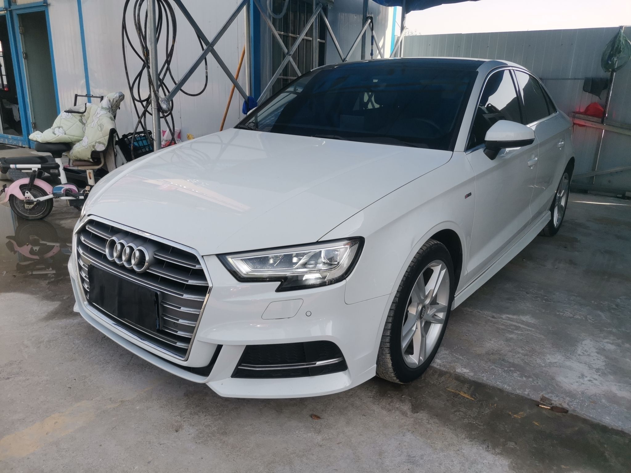 Под передней частью автомобиля