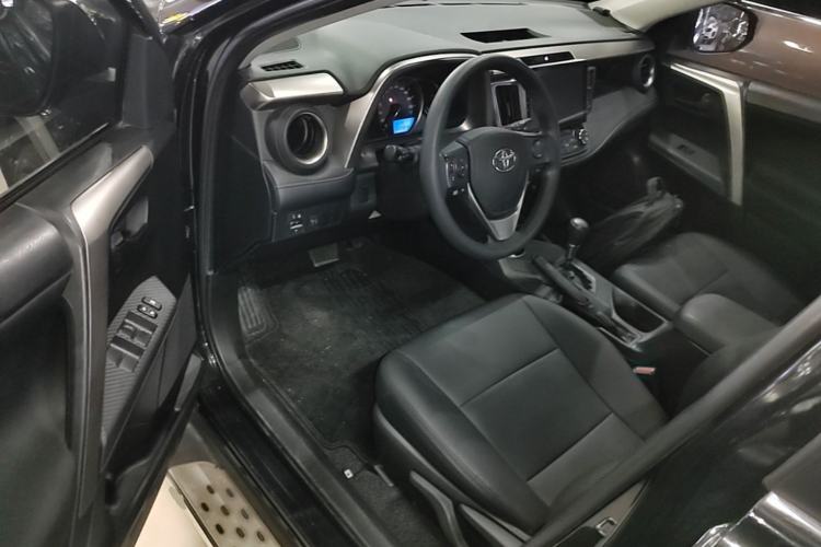 Used Toyota RAV4 2015 2.0L CVT Two-Wheel Drive Fashion Edition Driver Seat