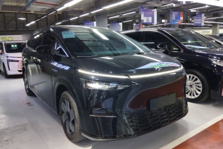 Used XPeng X9 2024 702 Ultra-Long Range Pro Front Right 45 Deg