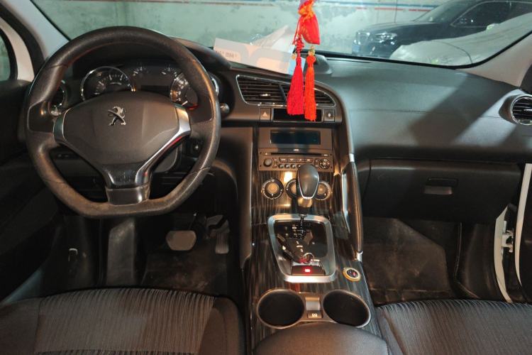 Used Peugeot 3008 2015 2.0L Automatic Classic Edition Center Console