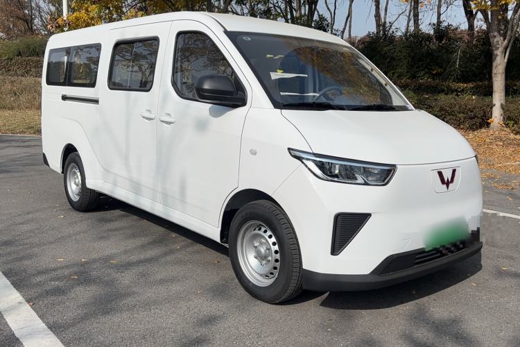 Used Wuling Yangguang 2024 300KM Comfort Version Passenger Van 75kW

