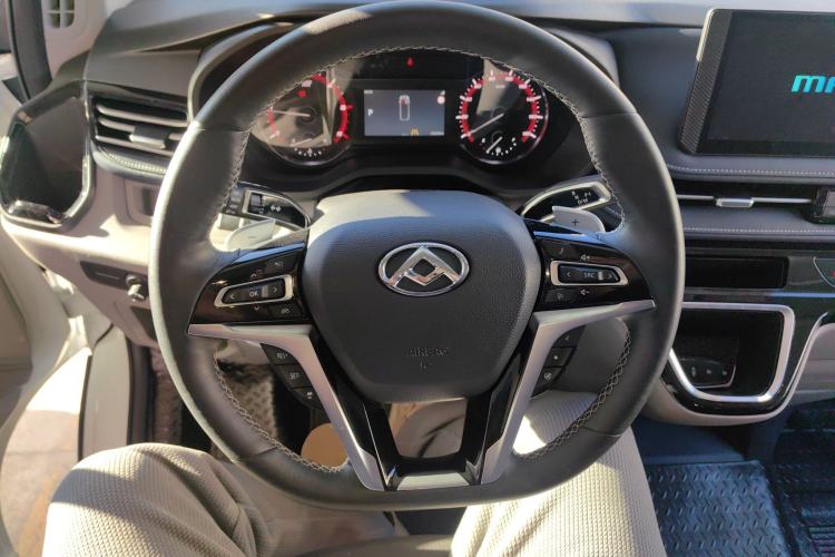 Used SAIC MAXUS Xintu V70 2023 2.0T Elite Edition Automatic Short Wheelbase Low Roof – 5/6 Seats