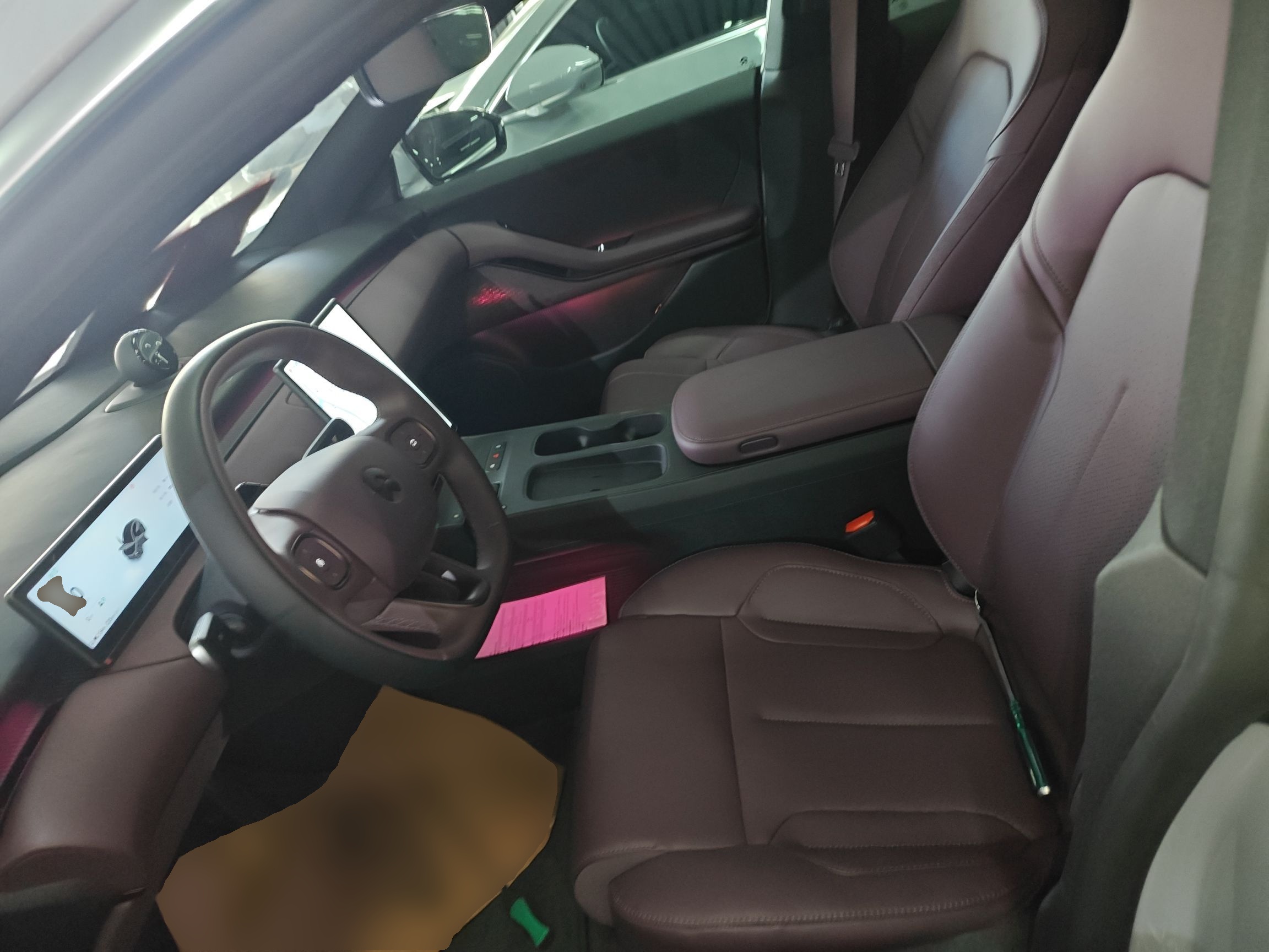 المقاعد الأمامية داخل السيارة