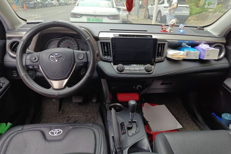 Used Toyota RAV4 2015 2.0L CVT Two-Wheel Drive Fashion Edition Center Console