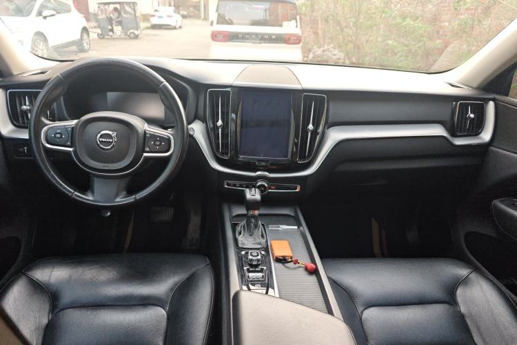 Used Volvo XC60 2021 T5 4x4 Smart Luxury Edition Center Console