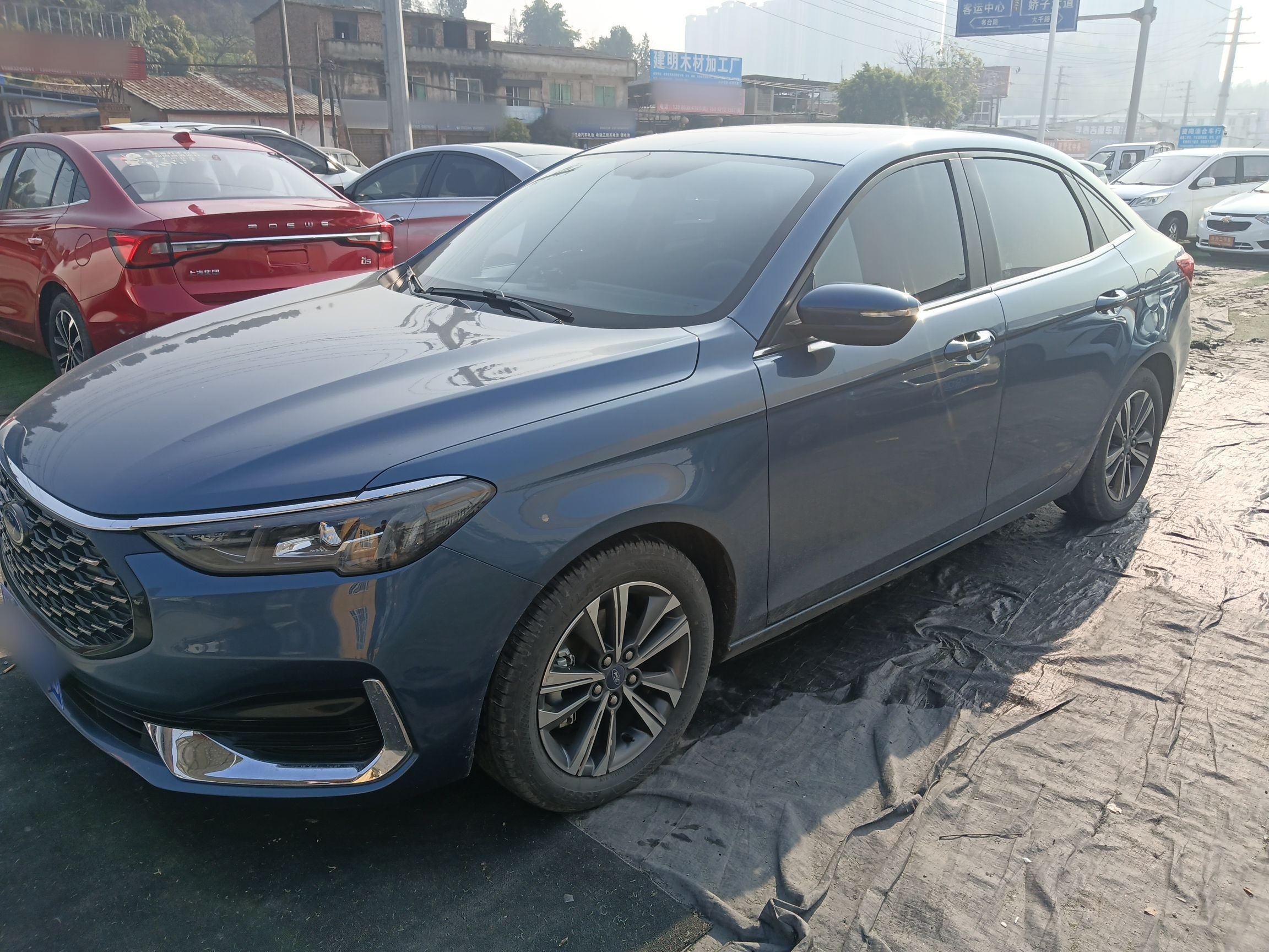 تحت مقدمة السيارة