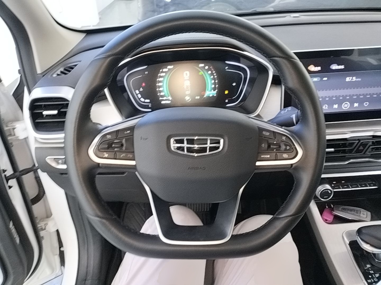 Geely Auto Coolray 2023 1.5T DCT Diamond Edition — снимка 13