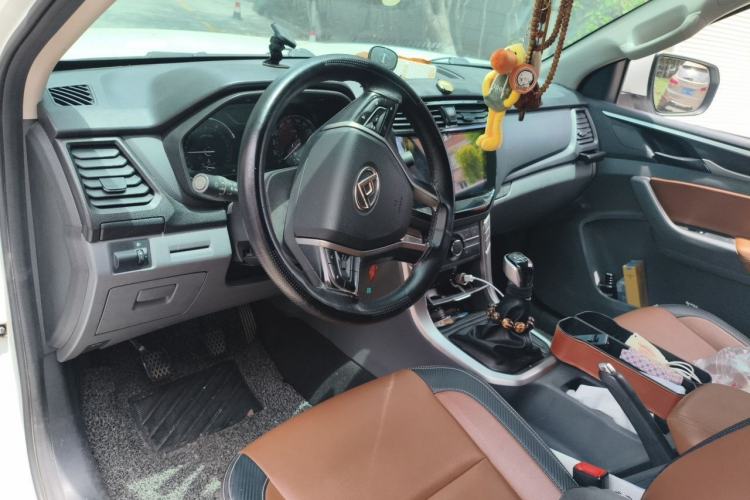 Used SAIC MAXUS T70 2019 2.0T Diesel Manual Two-Wheel Drive Comfort Version with Long Body and High Ground Clearance
