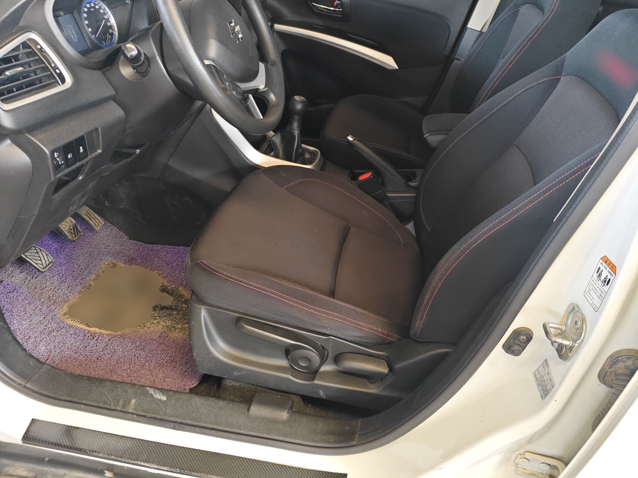 Переднее сиденье в автомобиле