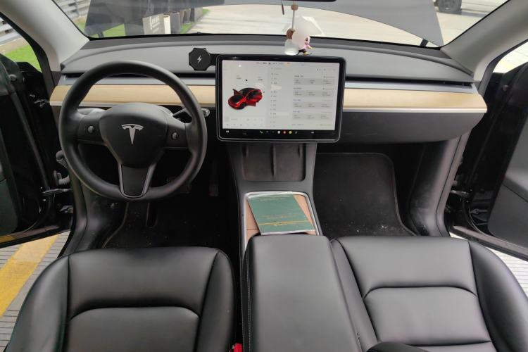 Used Tesla Model Y 2021 Standard Range Rear-Wheel Drive Version Center Console