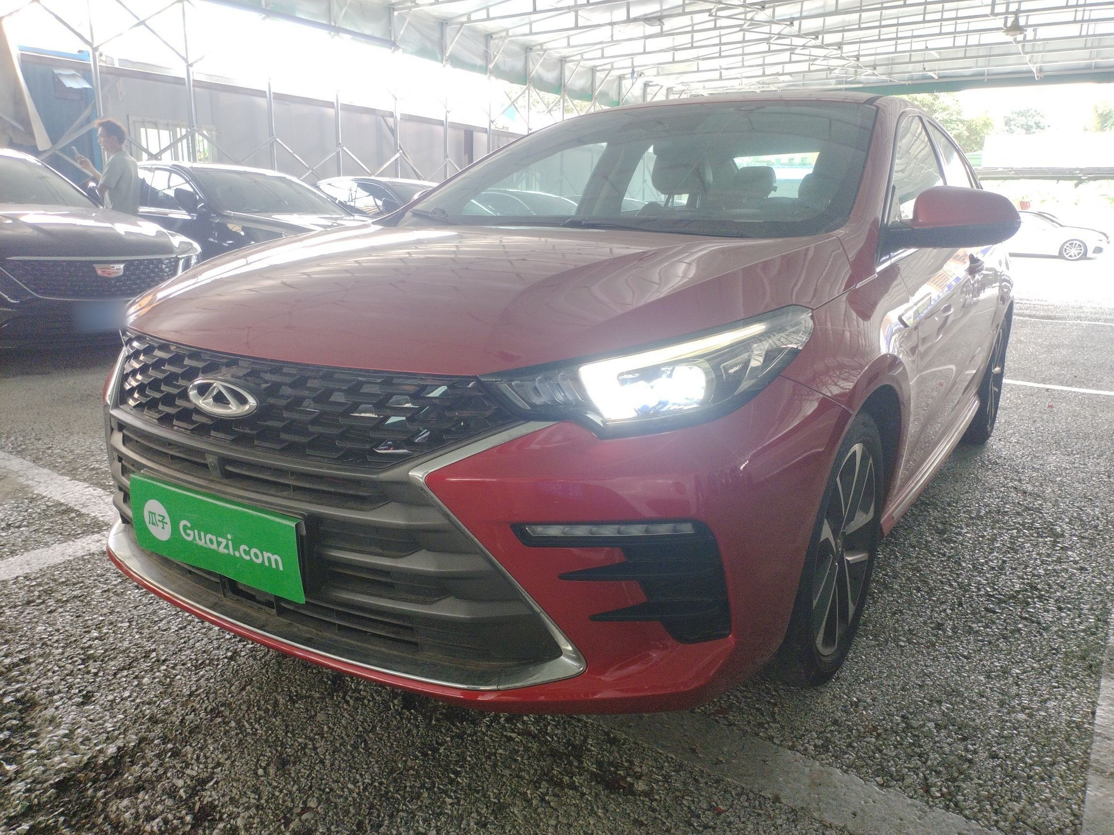 تحت مقدمة السيارة