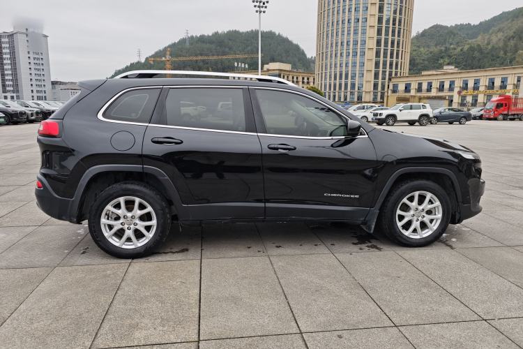Used Jeep Cherokee 2017 2.0L Superior Edition
