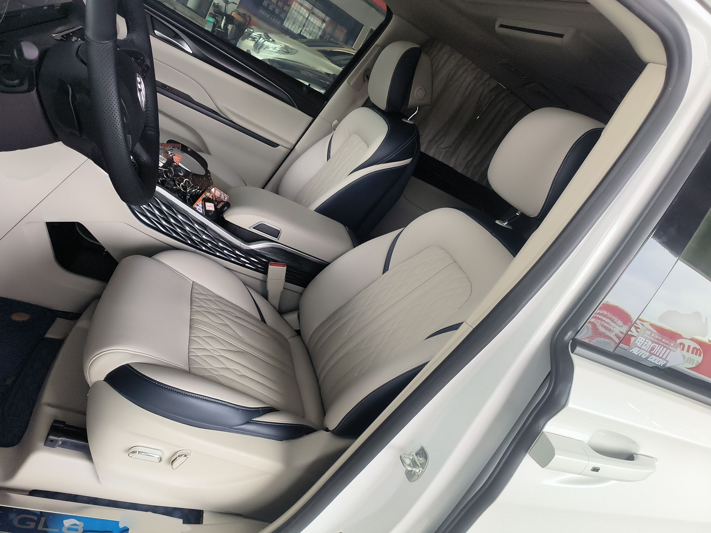 المقاعد الأمامية داخل السيارة