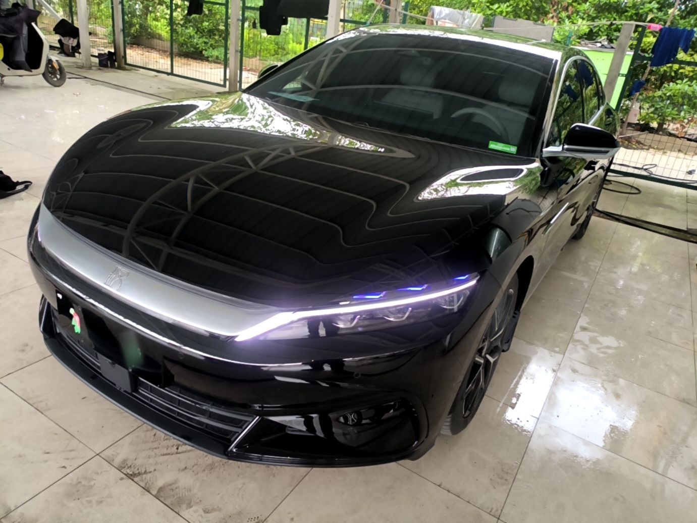 تحت مقدمة السيارة