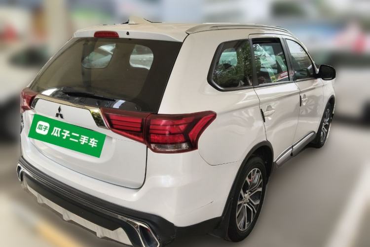 Used Mitsubishi Outlander 2018 2.0L Two-Wheel Drive Glory Edition 5 Seats Rear Right 45 Deg