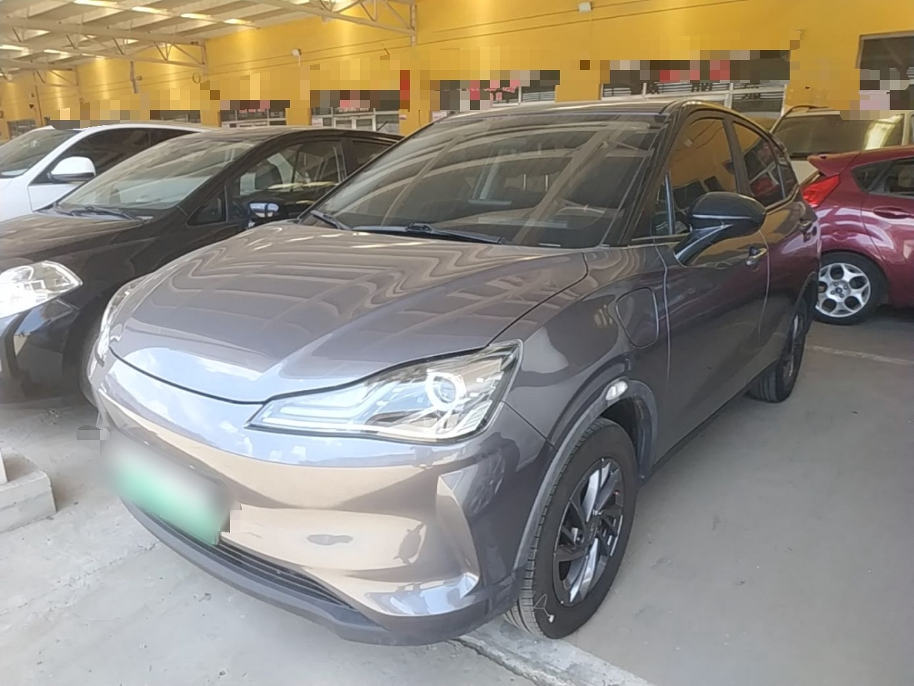 Под передней частью автомобиля