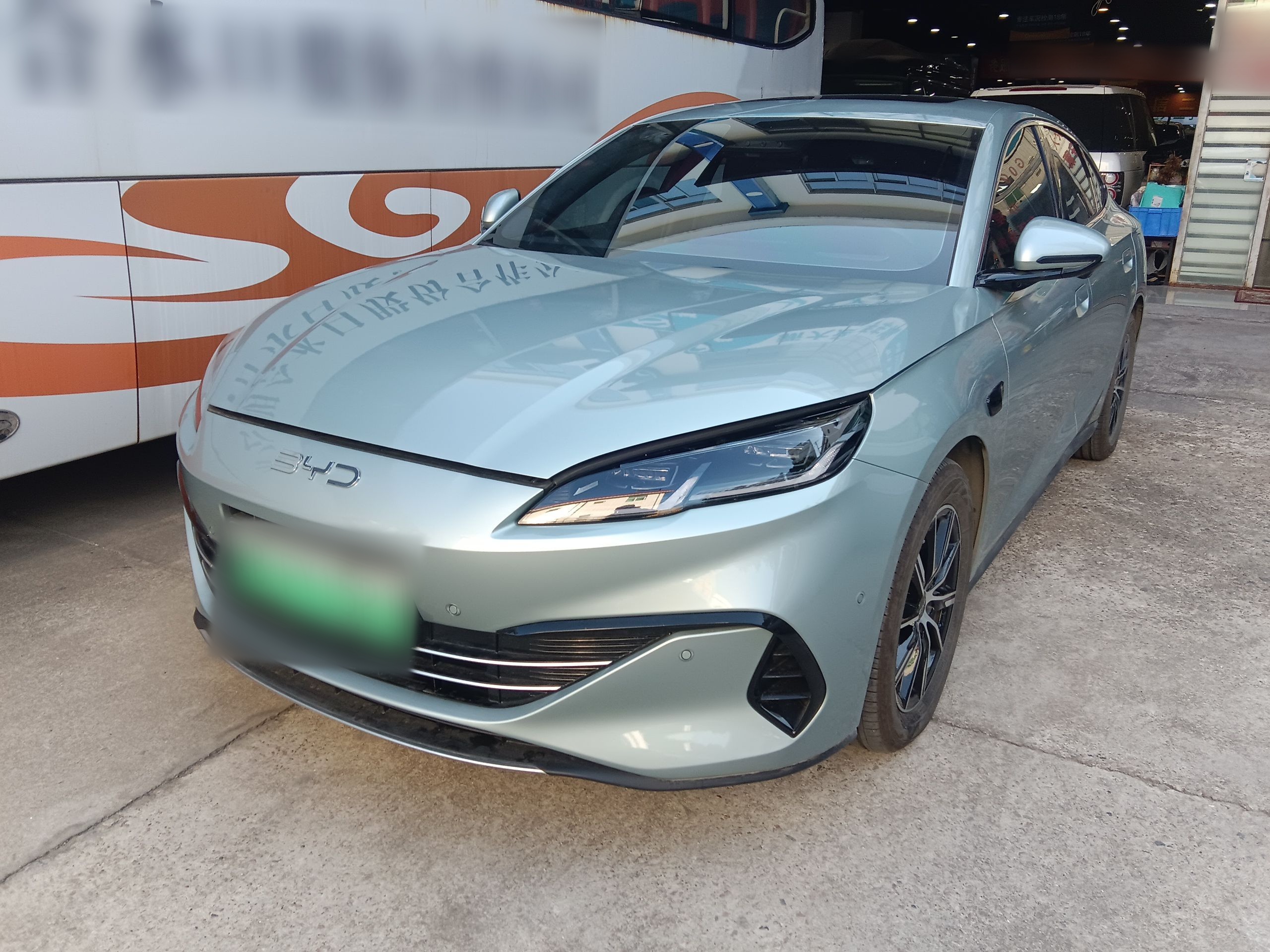 Под передней частью автомобиля