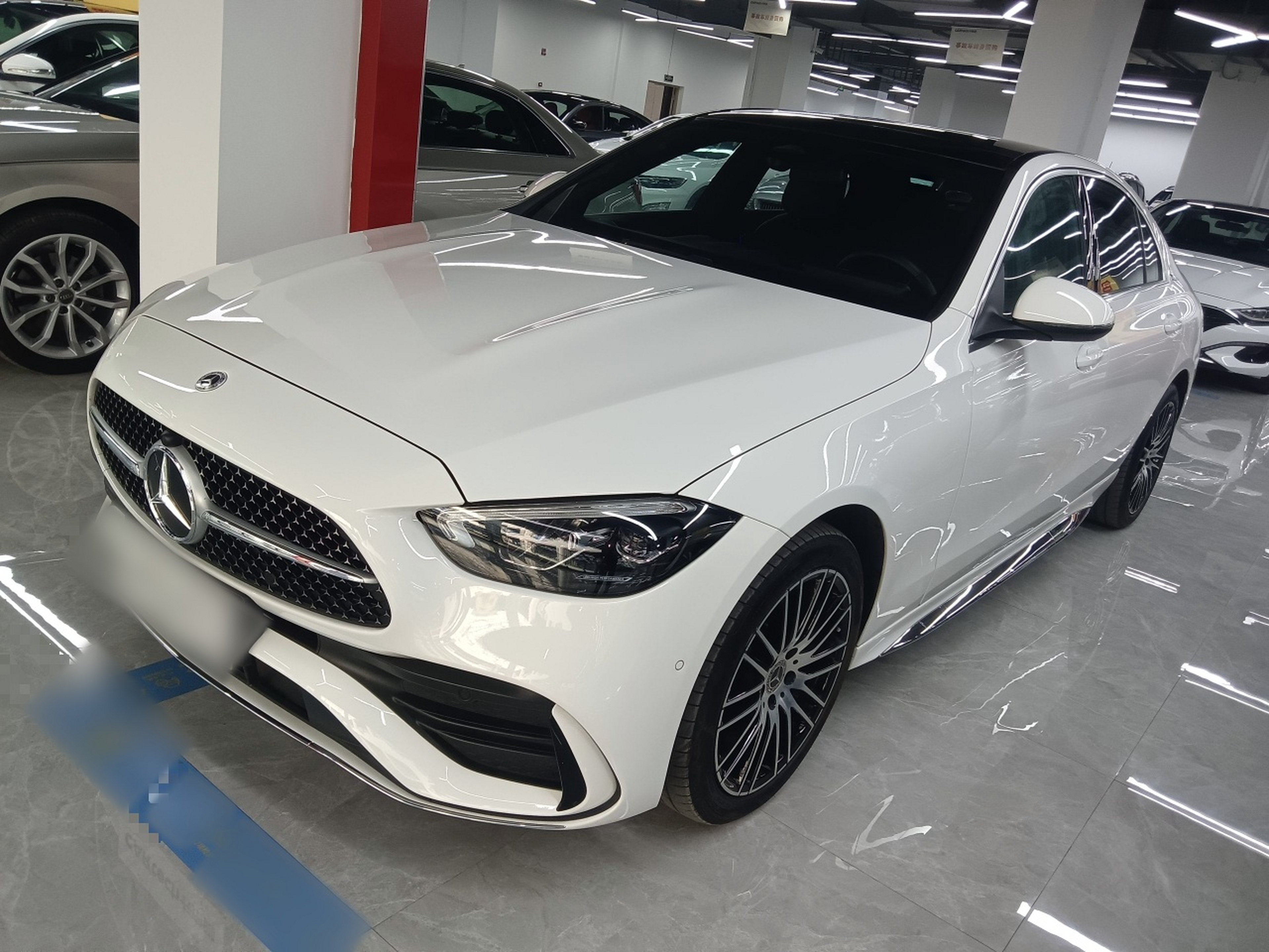 Под передней частью автомобиля