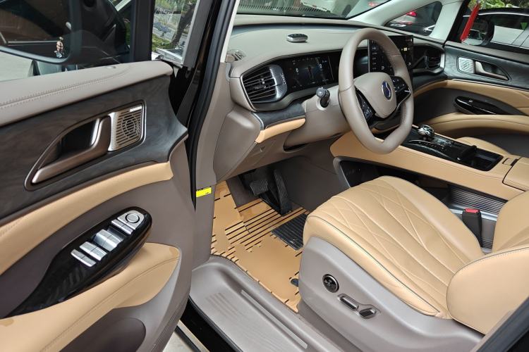 Used Denza D9 2022 DM-i 1040 Prestige Model
