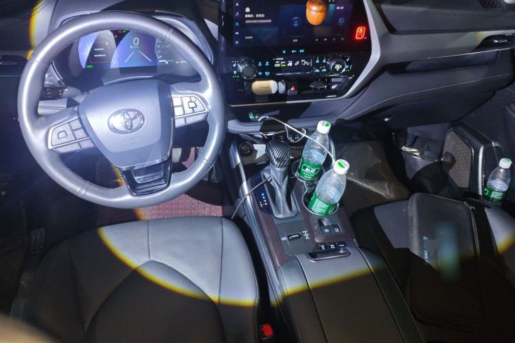 Used Toyota Highlander 2022 Dual-Engine 2.5L Four-Wheel Drive Supreme Edition 7-Seater Center Console