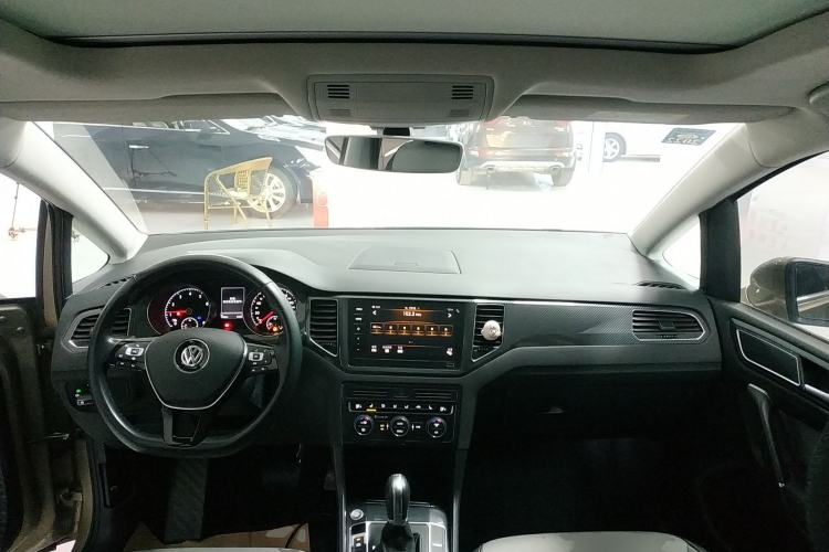 Used Volkswagen Golf Sportsvan 2019 280TSI Automatic Sentinel Model China VI Standard Center Console