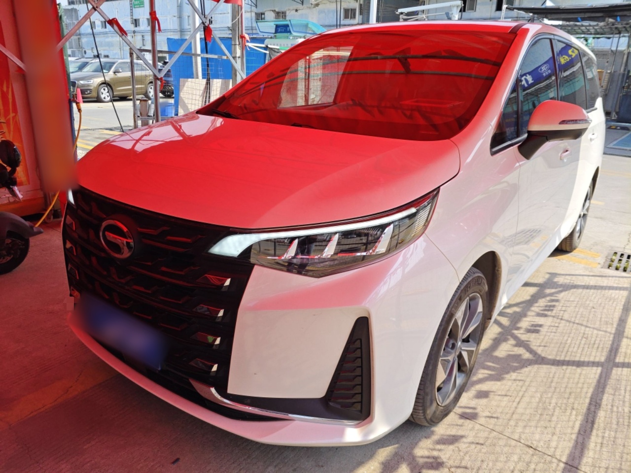 Под передней частью автомобиля