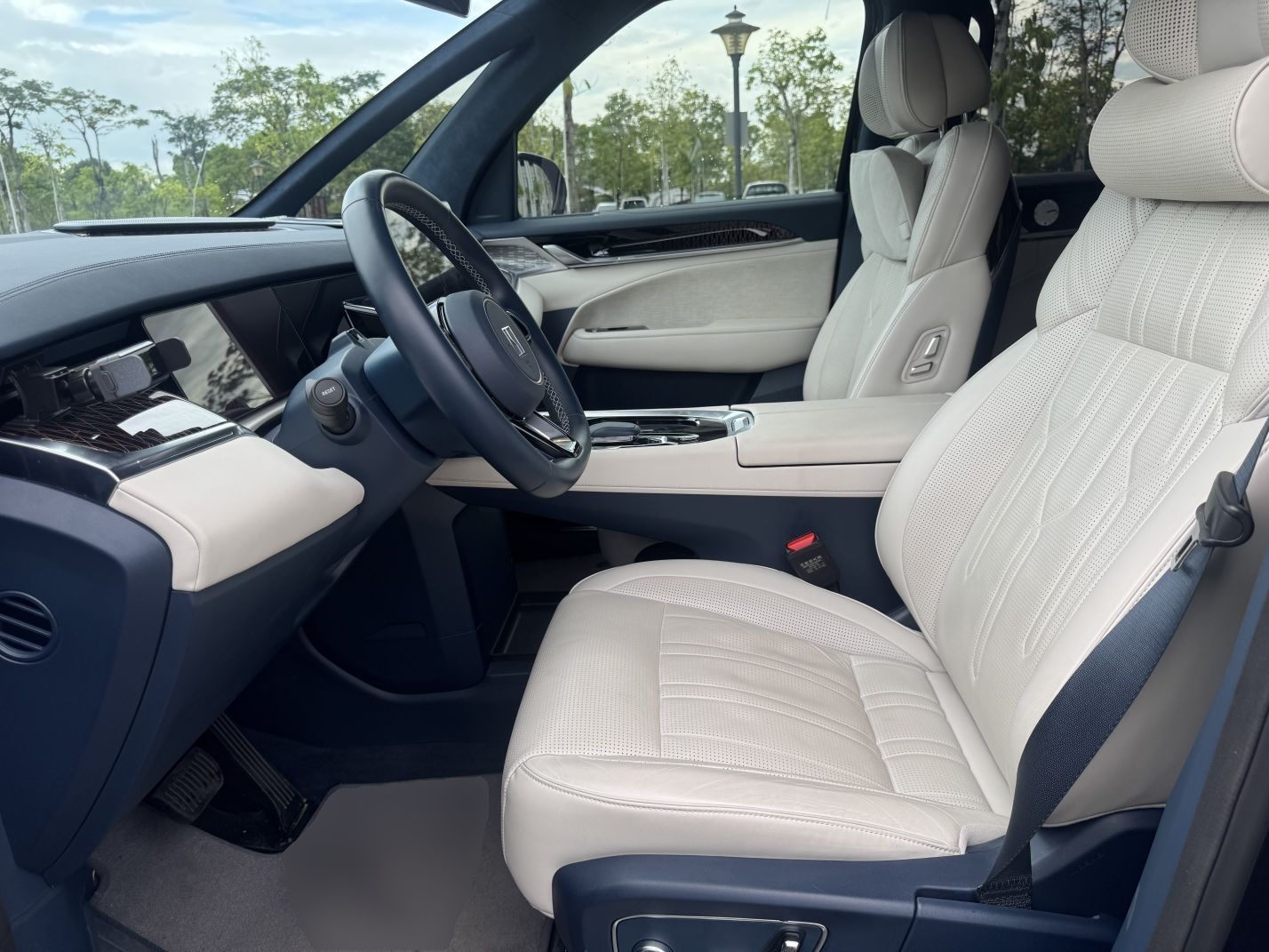 المقاعد الأمامية داخل السيارة