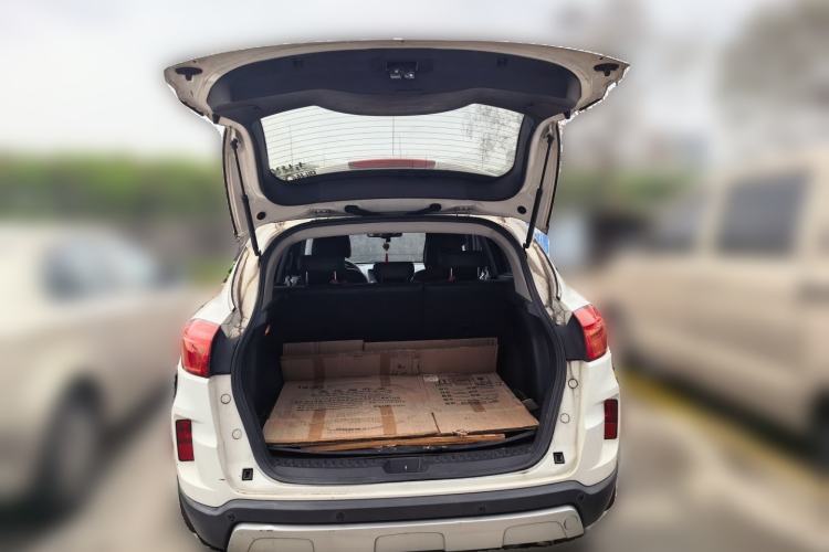 Used Bestune X80 2013 2.0L automatic comfort version Trunk