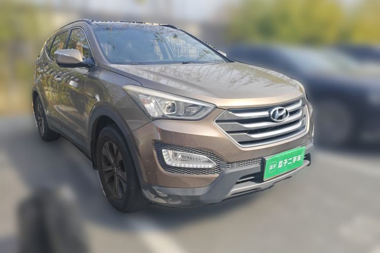 Used Hyundai Santa Fe 2013 2.4L Automatic Two-Wheel Drive Smart Version Front Right 45 Deg