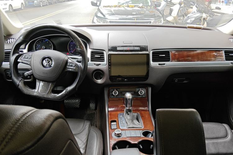 Used Volkswagen Touareg 2014 3.0 TSI New Edition Center Console