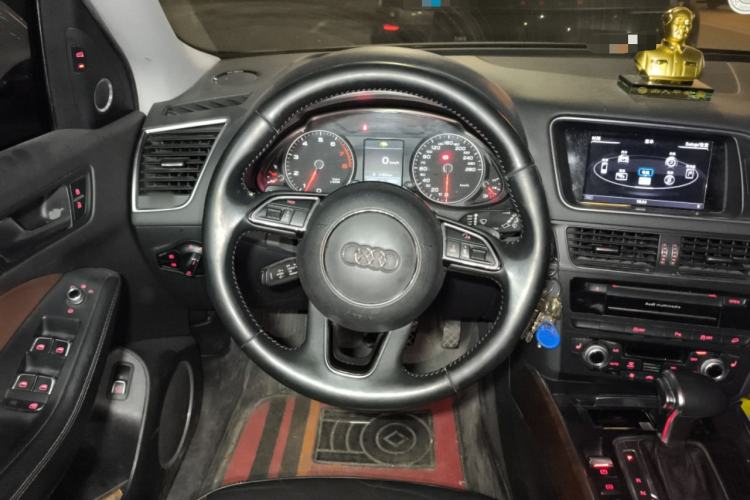 Used Audi Q5 2017 Plus 40 TFSI Comfort Model
