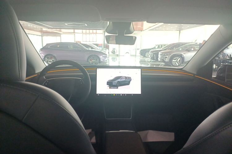 Used Tesla Model Y 2025 Rear-Wheel Drive First Edition Center Console