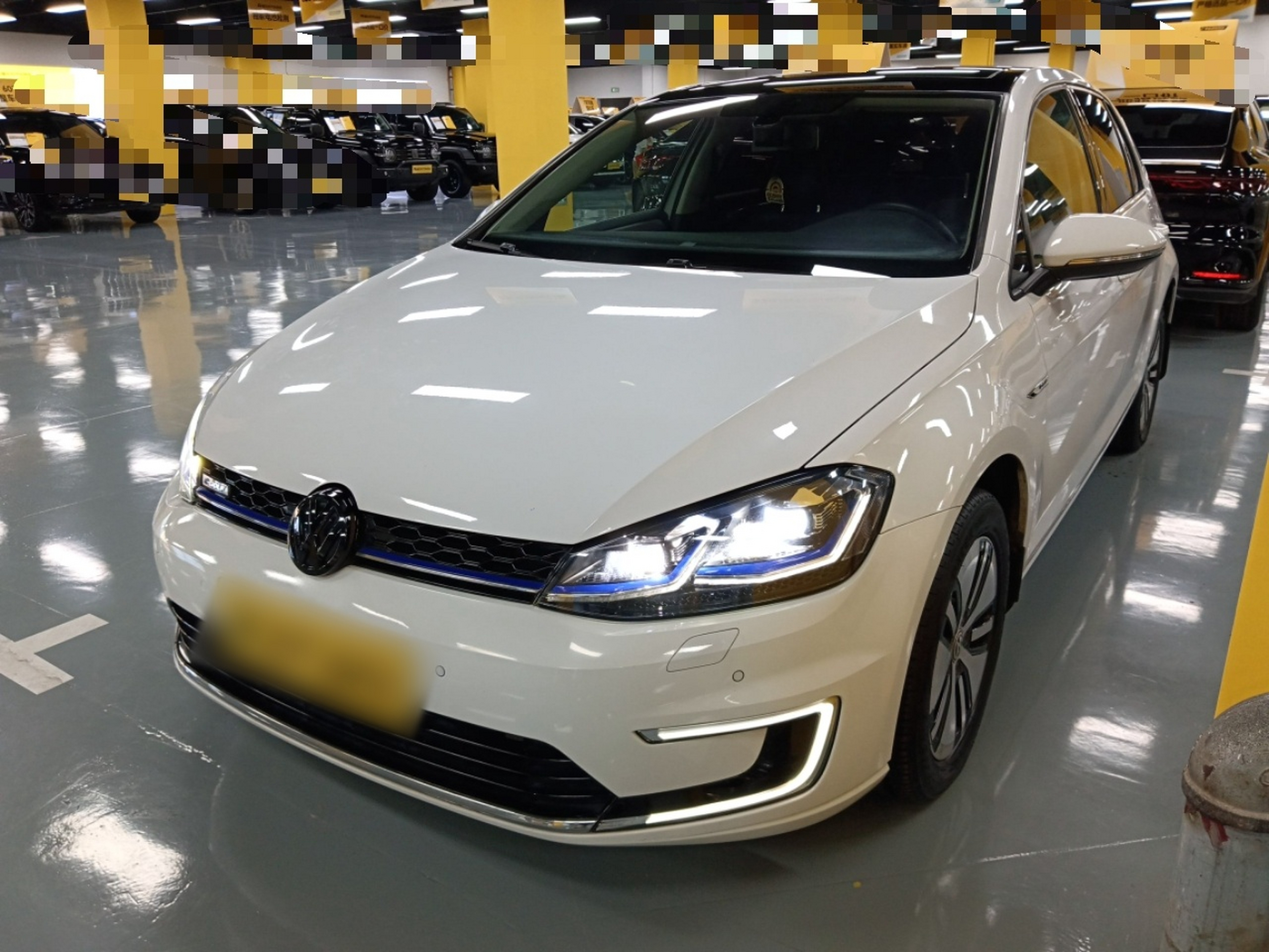 تحت مقدمة السيارة