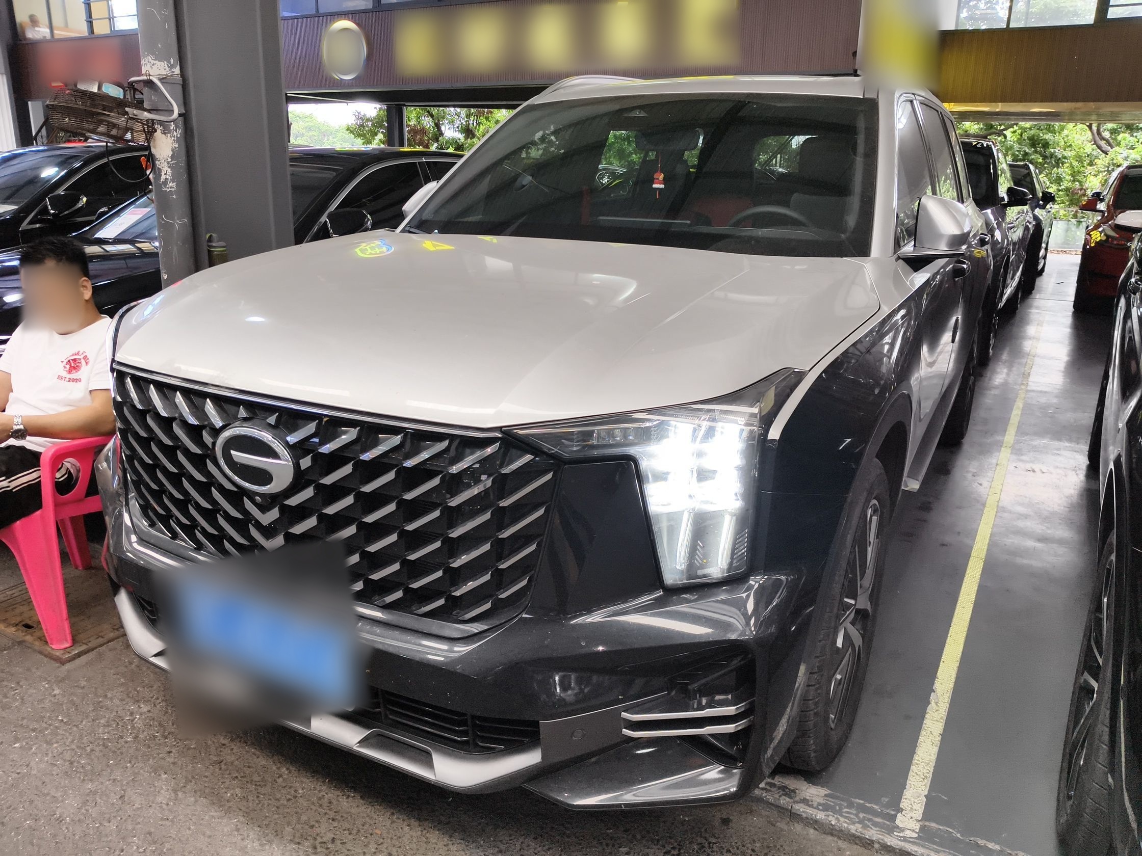 تحت مقدمة السيارة