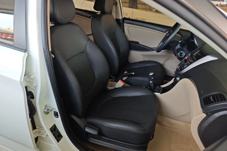 Used Hyundai Verna (older generation) 2014 1.4L Manual Smart GLS Trim Right Front Seat