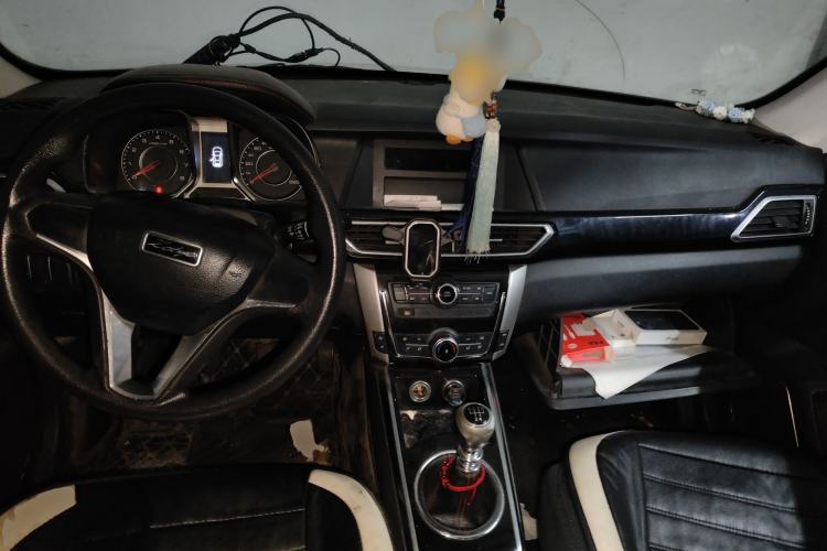 Used Zotye Domy X5 2016 1.5T Manual Elite 7-Seater China IV Standard Center Console