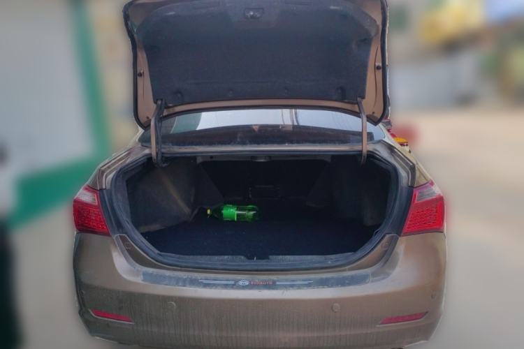 Used BYD G6 2011 2.0L Manual Luxury Version
