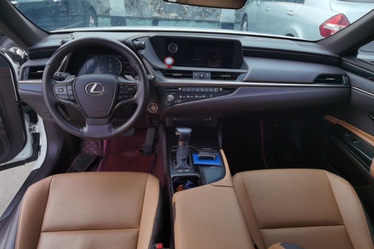 Used Lexus ES 2020 200 Excellence Edition Center Console