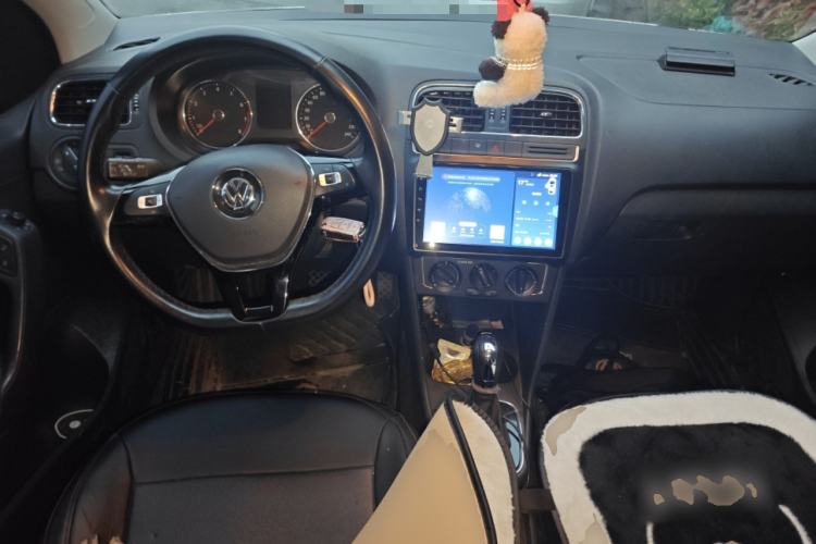 Used Volkswagen Polo 2016 1.6L Automatic Comfort Model Center Console