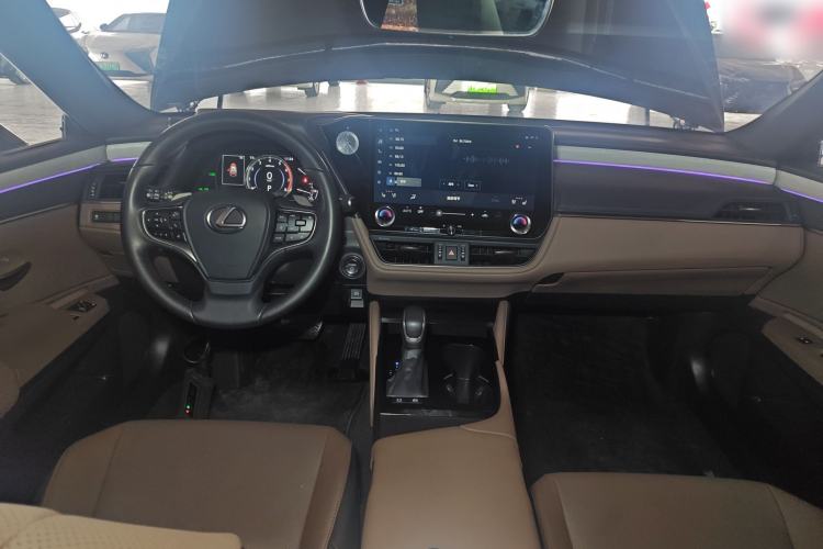 Used Lexus ES 2025 300h Deluxe Edition
