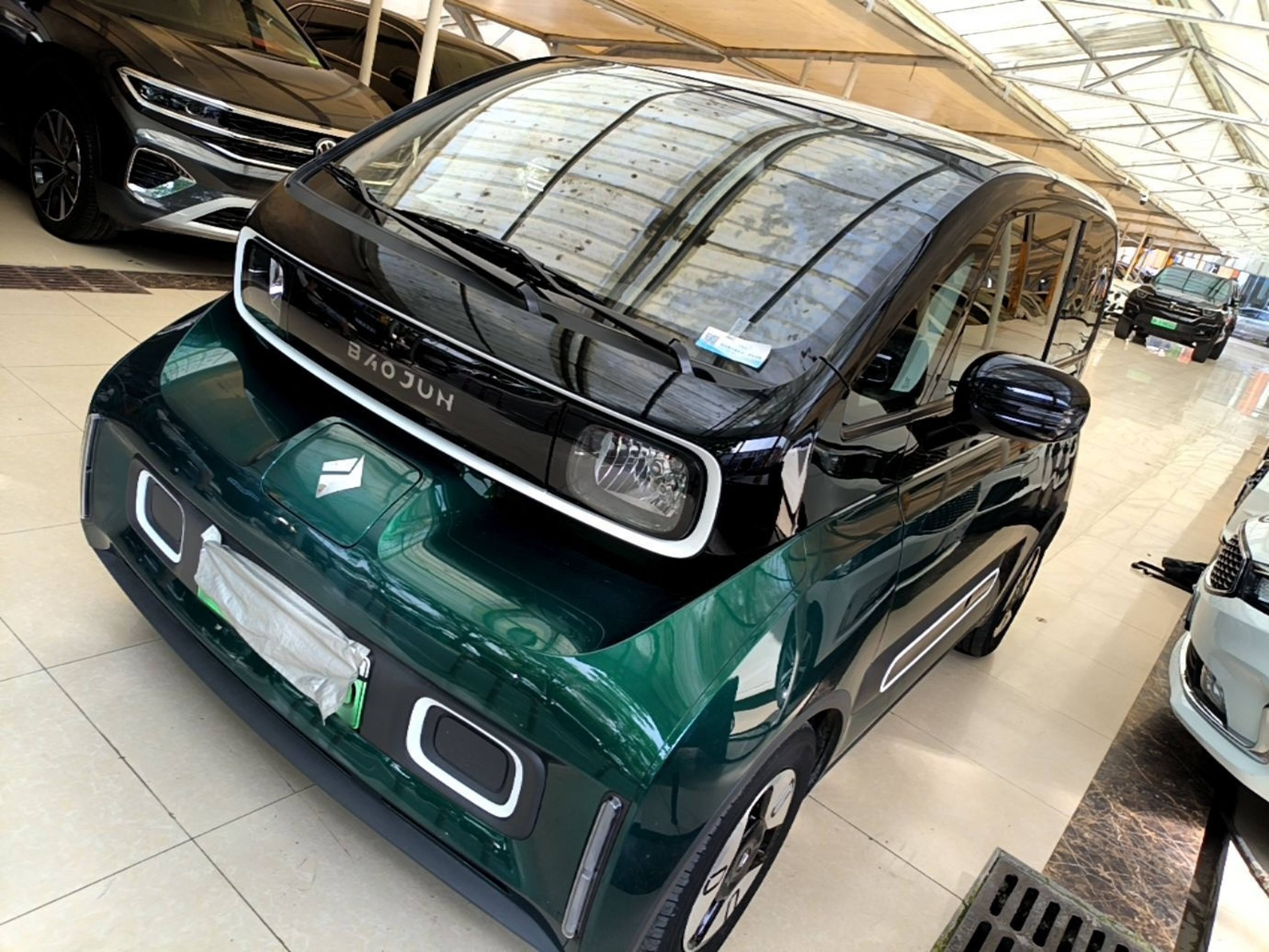 Под передней частью автомобиля