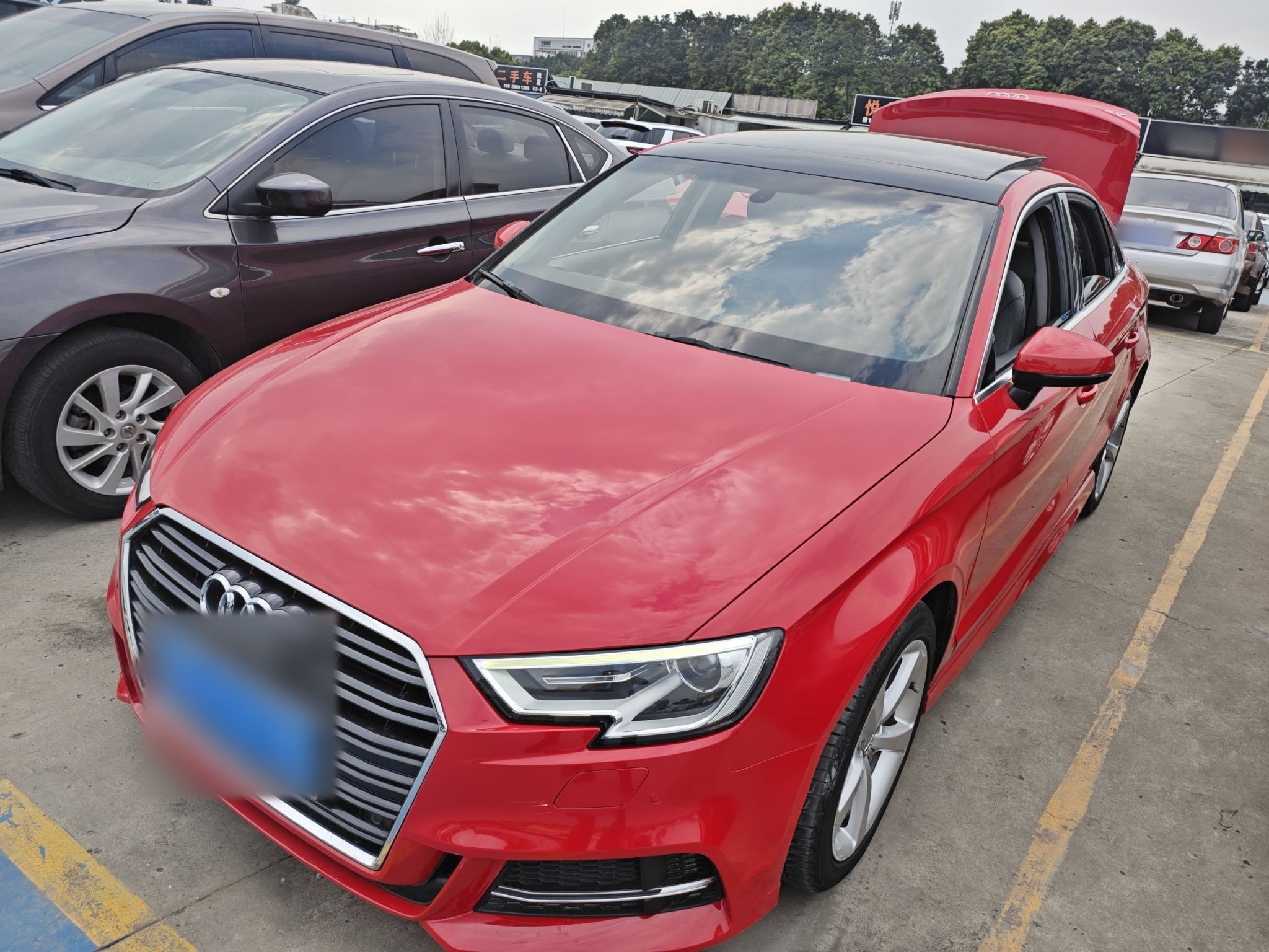 تحت مقدمة السيارة