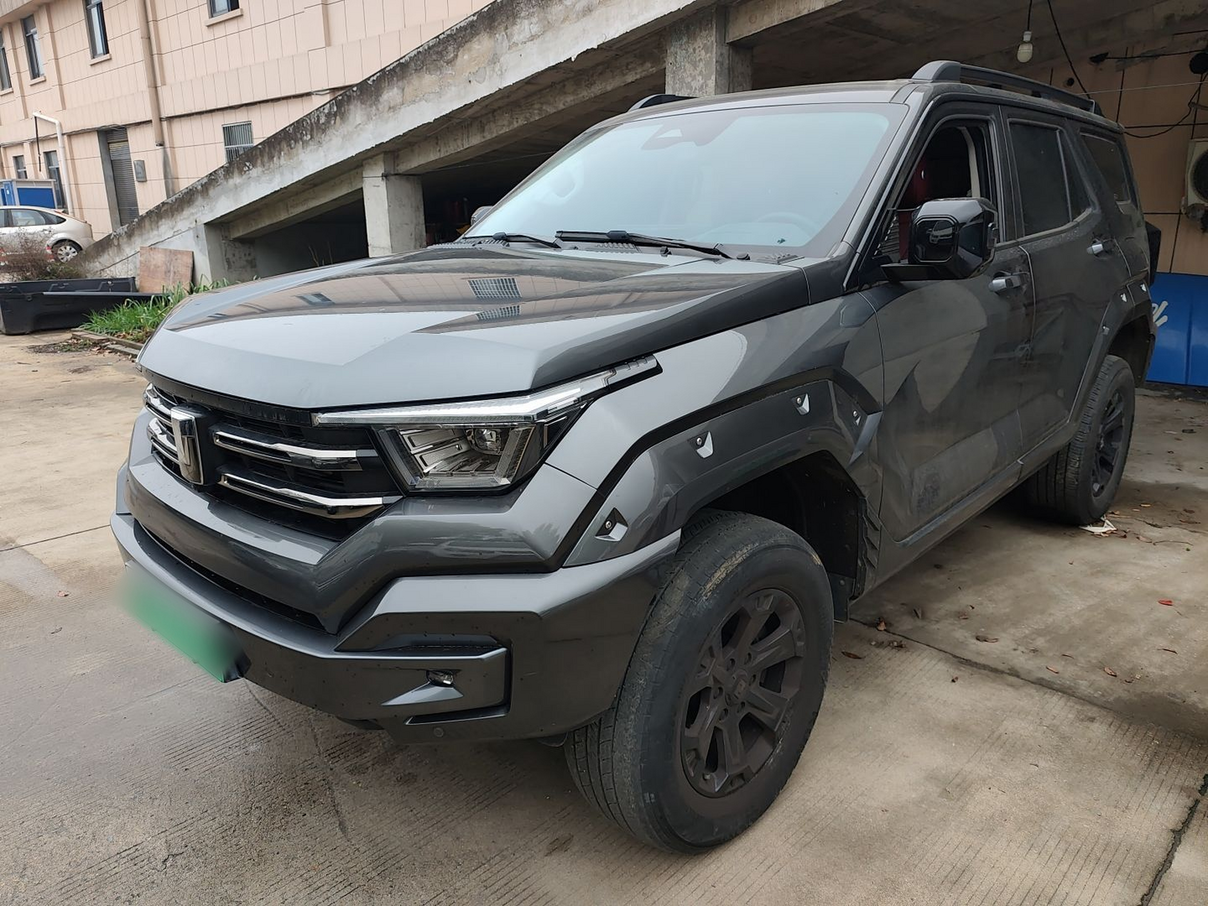 Под передней частью автомобиля