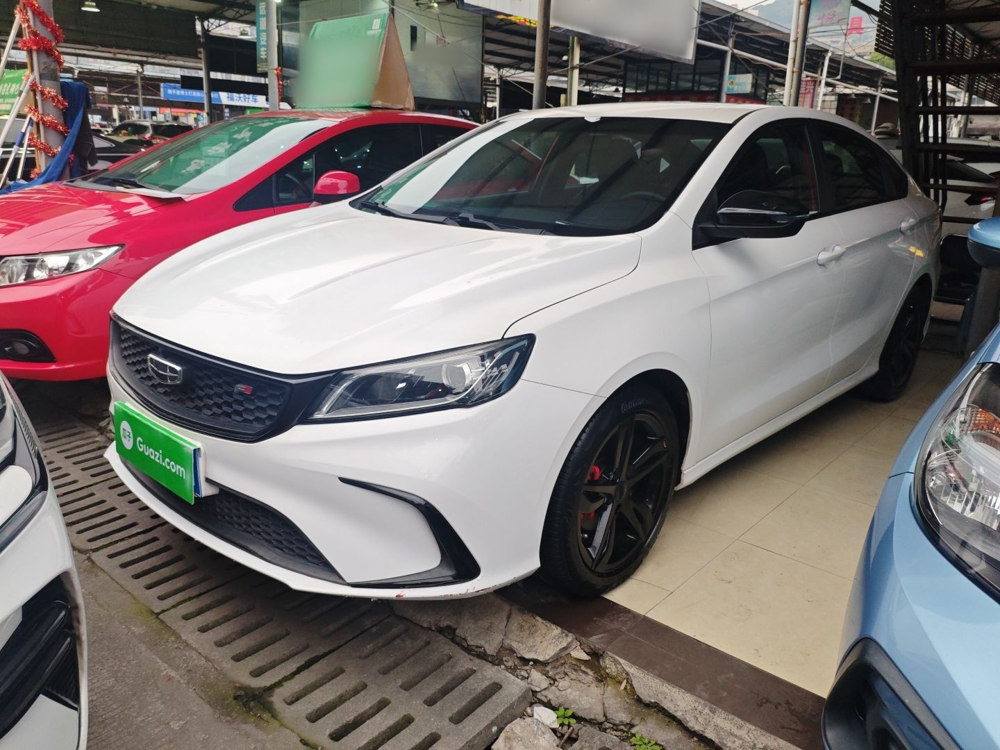 تحت مقدمة السيارة