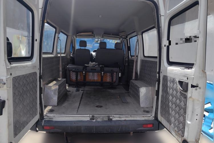 Used SAIC MAXUS Xintu V80 2014 2.5T Aotuntong Short Wheelbase Mid-Roof Model
