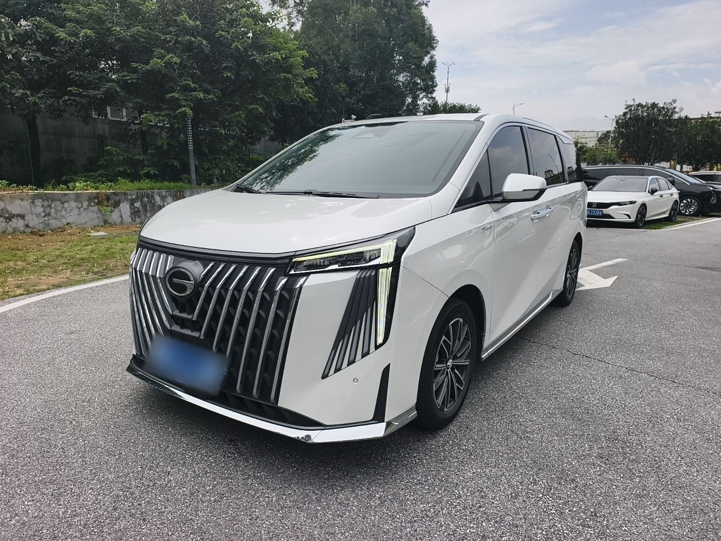 Под передней частью автомобиля