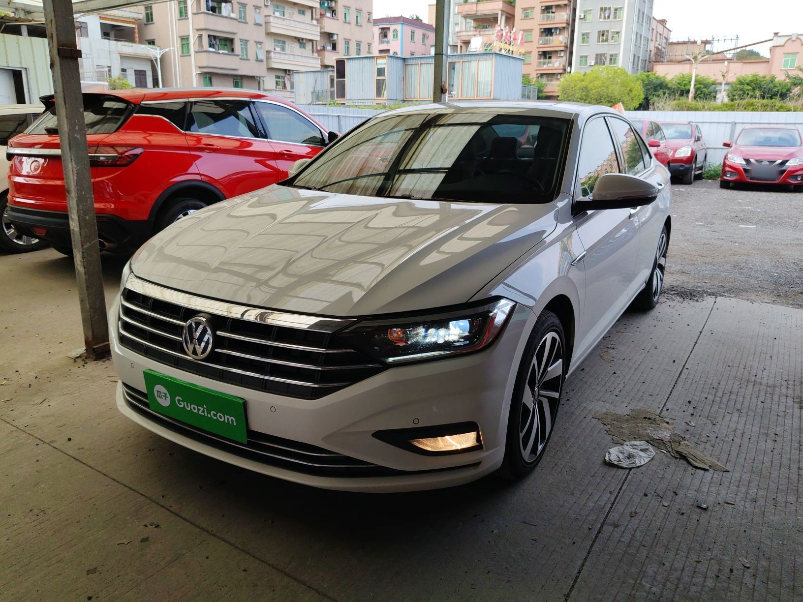 تحت مقدمة السيارة