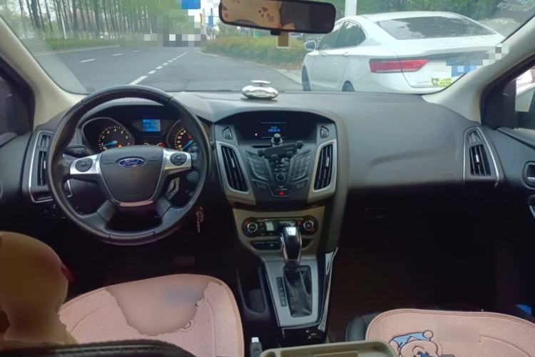 Used Ford Focus 2012 Sedan 1.6L Automatic Fashion Edition Center Console