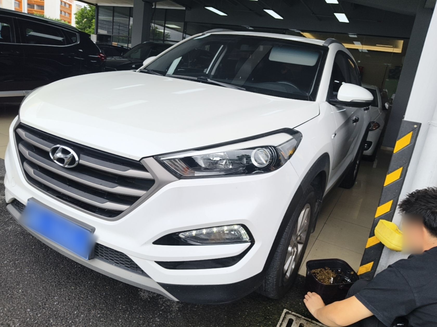 Под передней частью автомобиля